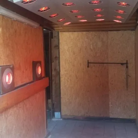 King Of Gold Stables Appartement Met Stalling Voor 5 Paarden Zutendaal Exterior photo